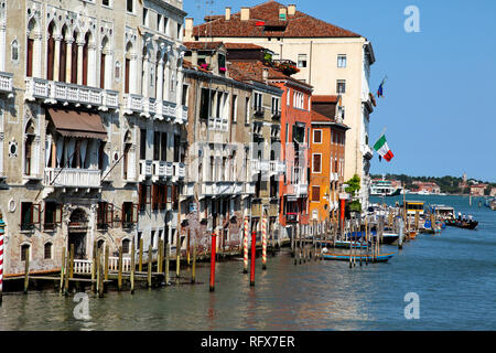 Vista del Canal Grande dal Ponte dell'Accademia a Venezia. Foto Stock