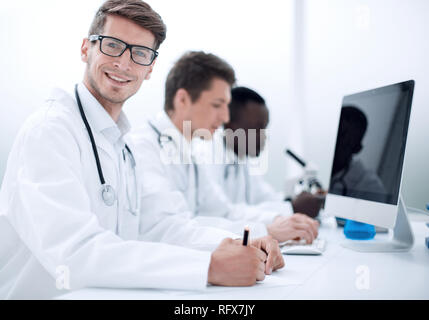 Il gruppo di medici condurre studi di laboratorio Foto Stock