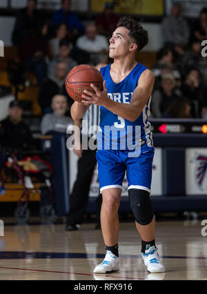 I ragazzi di azione di pallacanestro con la Valle Centrale vs. Università Prep High School nel Lago Shasta City, California. Foto Stock