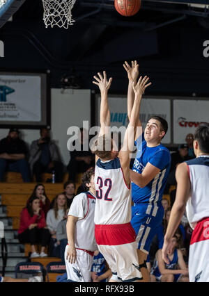 I ragazzi di azione di pallacanestro con la Valle Centrale vs. Università Prep High School nel Lago Shasta City, California. Foto Stock