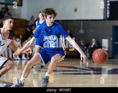 I ragazzi di azione di pallacanestro con la Valle Centrale vs. Università Prep High School nel Lago Shasta City, California. Foto Stock