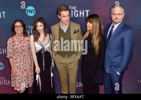 Sarah Aubrey, India Eisley, Chris Pine, Patty Jenkins e Sam Sheridan frequentando la serie TNT premiere di 'Io sono la notte' in armonia oro su gennaio 24, 2019 a Los Angeles, California. Foto Stock