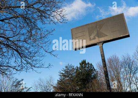 Un dipinto sopra il logo Kmart segno esterno della chiusura di un negozio al dettaglio posizione di Woodbridge, Virginia, il 21 gennaio 2019. Foto Stock