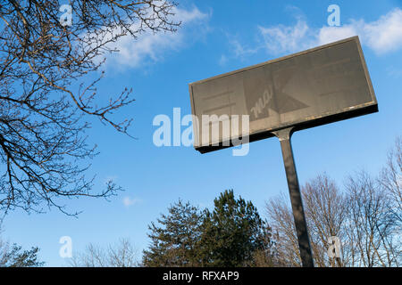 Un dipinto sopra il logo Kmart segno esterno della chiusura di un negozio al dettaglio posizione di Woodbridge, Virginia, il 21 gennaio 2019. Foto Stock