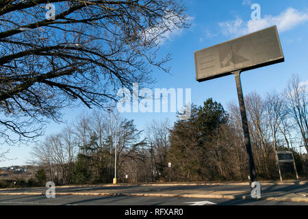 Un dipinto sopra il logo Kmart segno esterno della chiusura di un negozio al dettaglio posizione di Woodbridge, Virginia, il 21 gennaio 2019. Foto Stock