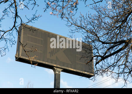 Un dipinto sopra il logo Kmart segno esterno della chiusura di un negozio al dettaglio posizione di Woodbridge, Virginia, il 21 gennaio 2019. Foto Stock