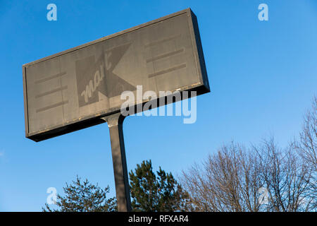 Un dipinto sopra il logo Kmart segno esterno della chiusura di un negozio al dettaglio posizione di Woodbridge, Virginia, il 21 gennaio 2019. Foto Stock