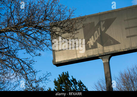 Un dipinto sopra il logo Kmart segno esterno della chiusura di un negozio al dettaglio posizione di Woodbridge, Virginia, il 21 gennaio 2019. Foto Stock