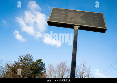 Un dipinto sopra il logo Kmart segno esterno della chiusura di un negozio al dettaglio posizione di Woodbridge, Virginia, il 21 gennaio 2019. Foto Stock