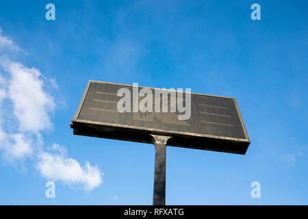 Un dipinto sopra il logo Kmart segno esterno della chiusura di un negozio al dettaglio posizione di Woodbridge, Virginia, il 21 gennaio 2019. Foto Stock