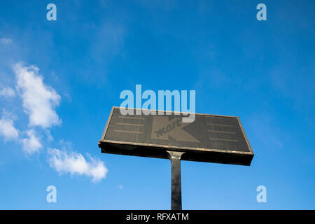 Un dipinto sopra il logo Kmart segno esterno della chiusura di un negozio al dettaglio posizione di Woodbridge, Virginia, il 21 gennaio 2019. Foto Stock