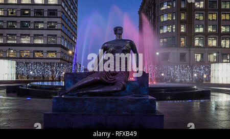 Statua e Winterlights in Cabot Square fontana a Canary Wharf, London, England, Regno Unito Foto Stock