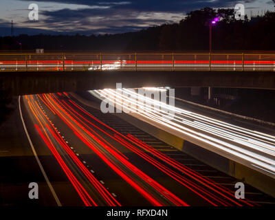 Europa, Regno Unito, Inghilterra, Surrey, autostrada M3 sentieri di luce Foto Stock