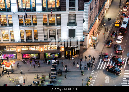 La città di New York, Stati Uniti d'America - Aprile 6, 2018: Elevato angolo vista aerea del magazzino Macy's a New York Herald Square midtown con la folla di persone e il traffico di automobili di notte Foto Stock