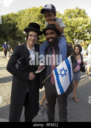 Ebreo etiope da Israele e figlio posano per una foto con Hasidic teen al Rally a sostegno di Israele e la persecuzione delle minoranze religiose sotto l Islam presso l'Onu Foto Stock