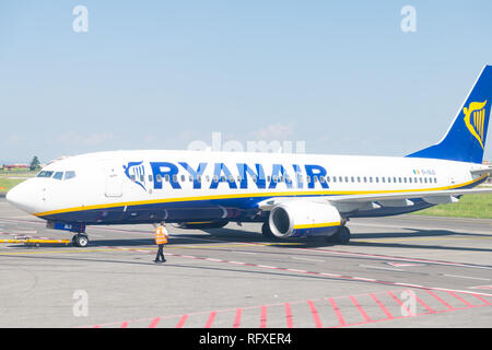 Ciampino, Italia - 6 Settembre 2018: aereo Ryanair interne dell'Unione europea volo a basso costo delle compagnie aeree a basso costo ala con segno al di fuori di Roma aeroporto e Foto Stock