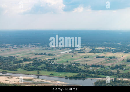 Nowy Dwor, Polonia antenna angolo di alta vista da finestra vicino aeroporto con paesaggio rurale campagna nei pressi di Varsavia e il fiume da campi di fattoria Foto Stock