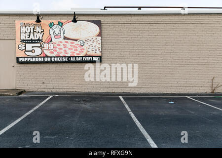 Un segno del logo al di fuori di un ristorante Little Caesars ubicazione in Chambersburg, Pensilvania il 25 gennaio 2019. Foto Stock