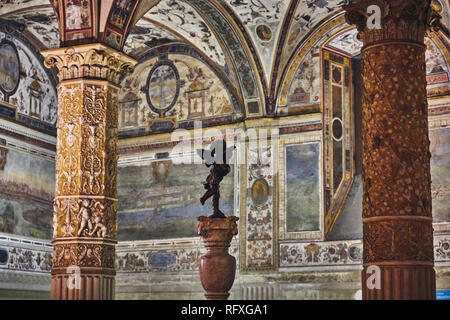 Statua e decorato le pareti di Palazzo Vecchio, Firenze, Italia Foto Stock