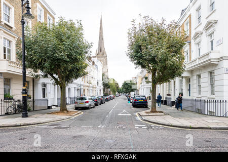 London, Regno Unito - 12 Settembre 2018: distretto quartiere di Pimlico empty street alley con architettura storica e chiesa Foto Stock