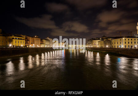 Vista serale del Ponte Vecchio sull'Arno, Firenze, Italia Foto Stock