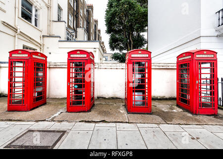 London, Regno Unito - 12 Settembre 2018: Pimlico o Victoria in Westminster con architettura tipica strada e anteriore di quattro vibranti telefono rosso boot Foto Stock