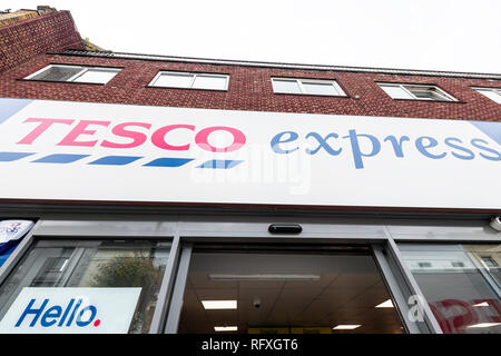 London, Regno Unito - 12 Settembre 2018: Vicinato negozio Tesco Express blu dal droghiere storefront facciata ingresso esterno con segno in primo piano Foto Stock
