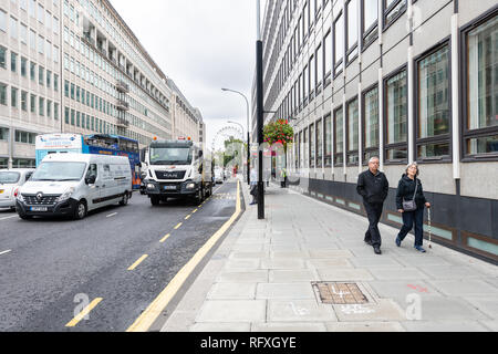 London, Regno Unito - 12 Settembre 2018: quartiere di Westminster su Victoria street con persone pedoni camminando sul marciapiede e le auto del traffico su strada Foto Stock