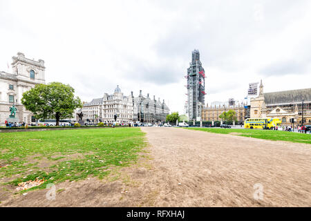 London, Regno Unito - 12 Settembre 2018: Westminster Abbey Park con il paesaggio di edifici e il Big Ben tower in costruzione Foto Stock