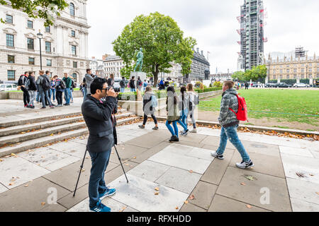 London, Regno Unito - 12 Settembre 2018: Westminster Abbey Park con il paesaggio di edifici e il Big Ben tower in costruzione e la gente a piedi prendendo pic Foto Stock