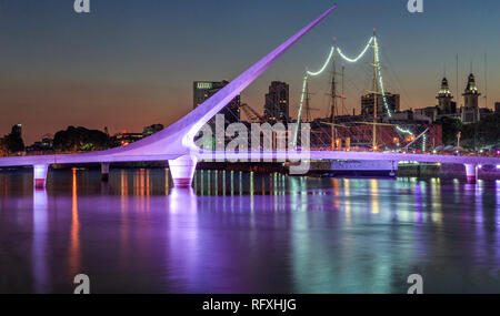 Donna Bridge e fregata Sarmiento. A Puerto Madero Buenos Aires, Argentina. Foto Stock