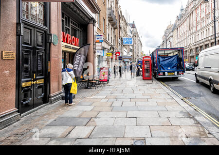 London, Regno Unito - 12 Settembre 2018: la gente camminare sulla strada per strada con Byron hamburger hamburger restaurant sign e il marciapiede nel filamento in Covent G Foto Stock