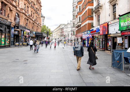 London, Regno Unito - 12 Settembre 2018: molti turisti camminando sul marciapiede street per lo shopping a Leicester Square negozi durante il giorno in città Foto Stock