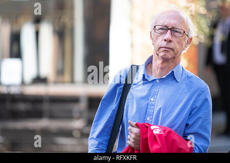 London, Regno Unito - 13 Settembre 2018: Senior smart business man sacco di contenimento indossando occhiali su Chelsea street con closeup ritratti Foto Stock