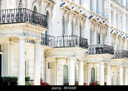 Londra, UK Street Road Chelsea Kensington con alloggiamento a terrazze balconi edifici e colonne nella vecchia storica vintage stile tradizionale appartamenti Foto Stock