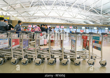 INCHEON, COREA DEL SUD - circa maggio, 2017: carrelli all'Aeroporto Internazionale di Incheon. Foto Stock