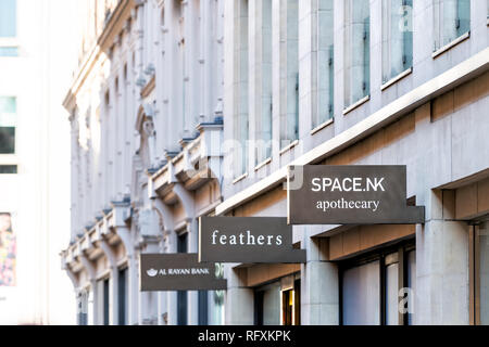 London, Regno Unito - 13 Settembre 2018: Knightsbridge architettura moderna ingresso del negozio la costruzione di segni per Al Rayan Banca, piume e speziale Foto Stock