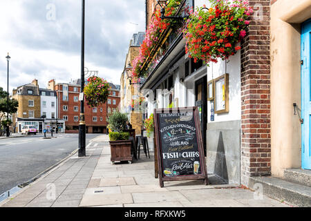 London, Regno Unito - 14 Settembre 2018: quartiere di Westminster con nessuno sul marciapiede di strada con negozi e segno targhetta per l'Orzo Mow cafe restaura Foto Stock