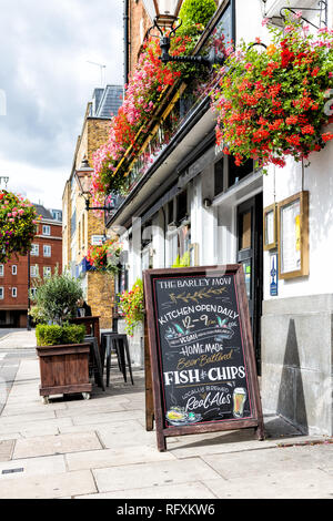 London, Regno Unito - 14 Settembre 2018: Westminster con nessuno sul marciapiede di strada con negozi e targhetta verticale segno per l'Orzo Mow ristorante cafe flo Foto Stock