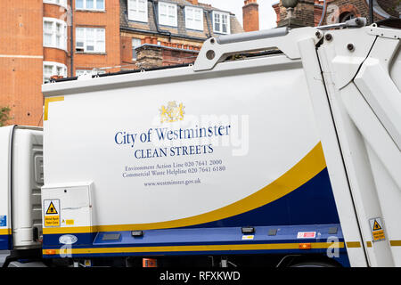 London, Regno Unito - 14 Settembre 2018: Closeup di segno su Westminster città pulita street immondizia camion della spazzatura di pulizia strade a Pimlico durante il giorno Foto Stock