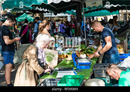 London, Regno Unito - 15 Settembre 2018: mercato di vicinato a Pimlico con persone senior donna acquistare alimenti su strada a frutta e verdure fresche vendo Foto Stock