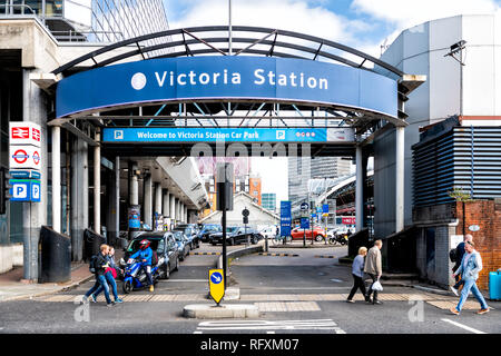 London, Regno Unito - 15 Settembre 2018: segno blu per la stazione di Victoria parcheggio auto parcheggio ingresso e persone pedoni camminando sul marciapiede Foto Stock