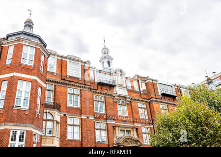 London, Regno Unito - 16 Settembre 2018: Quartiere quartiere di Chelsea Kensington con vista esterna del mattone di edificio di architettura e segno per Royal Marte Foto Stock