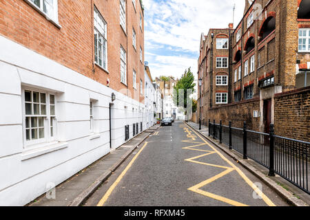 London, Regno Unito - 16 Settembre 2018: distretto quartiere di Kensington alley street mews vuote con architettura di strada e nessuno Foto Stock