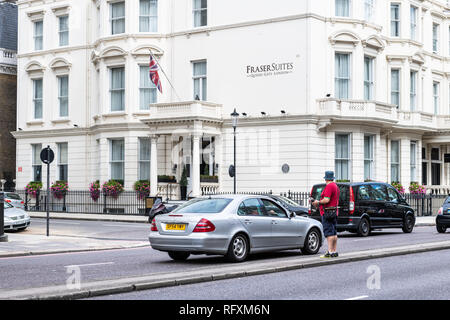 London, Regno Unito - 16 Settembre 2018: segno per Fraser Suites Queen's Gate Hotel in Cromwell road street in Kensington architettura bianco ingresso e peopl Foto Stock