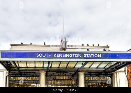 London, Regno Unito - 16 Settembre 2018: Quartiere quartiere di South Kensington street e di primo piano della metropolitana stazione di tubo di segno Foto Stock