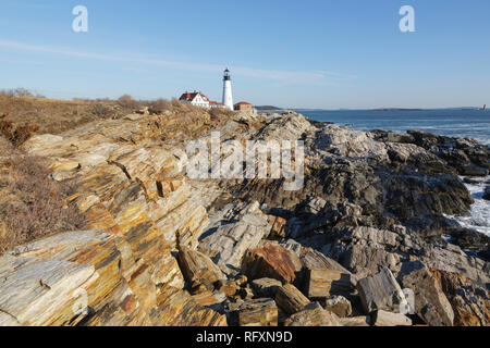 Portland Head Light a Fort Williams Park durante i mesi invernali. Situato a Cape Elizabeth, Maine, Portland Head Light è il più antico faro del Maine Foto Stock