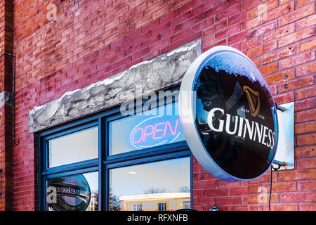 Una vista del Guinness segno su Ontario Street a Stratford, Ontario. Foto Stock