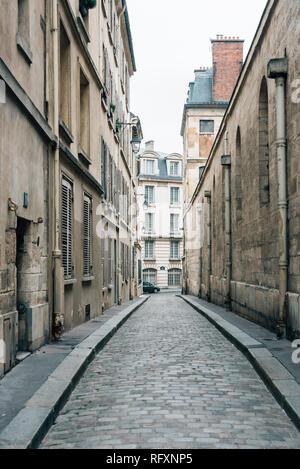 Rue Saint Etienne du Mont, una stretta strada di ciottoli nel Quartiere Latino (quinto arrondissement), Parigi, Francia Foto Stock