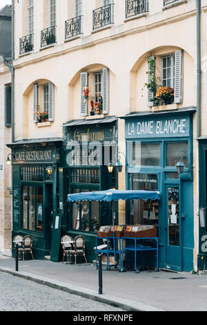 Le imprese colorati su Rue de la Montagne Sainte Geneviève, a Parigi, Francia Foto Stock